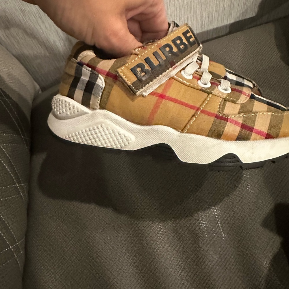Burberry shoes lil kids 9.5 - Picture 2 of 3